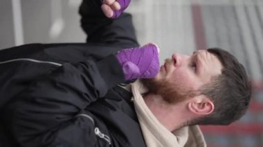 Antrenman sırasında bir boksörün dikey videosu, yavaş çekim