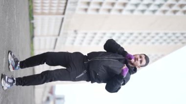 Antrenman sırasında bir boksörün dikey videosu, yavaş çekim