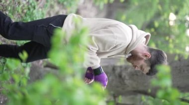 Antrenman sırasında bir boksörün dikey videosu, yavaş çekim