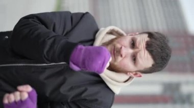 Antrenman sırasında bir boksörün dikey videosu, yavaş çekim