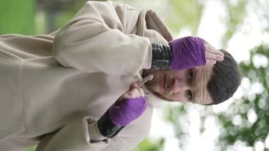 Antrenman sırasında bir boksörün dikey videosu, yavaş çekim