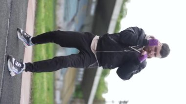 Antrenman sırasında bir boksörün dikey videosu, yavaş çekim