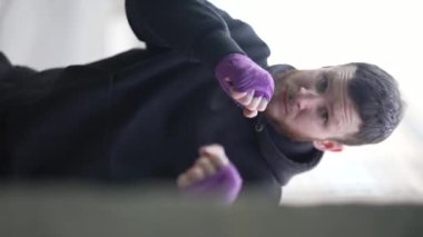 Antrenman sırasında bir boksörün dikey videosu, yavaş çekim