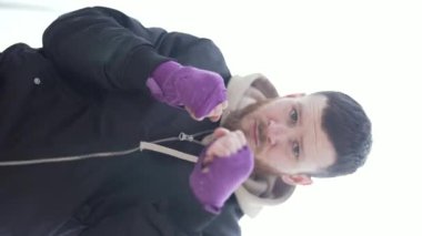 Antrenman sırasında bir boksörün dikey videosu, yavaş çekim
