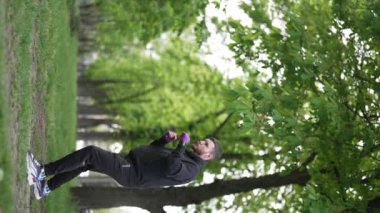 Antrenman sırasında bir boksörün dikey videosu, yavaş çekim