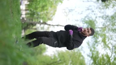 Antrenman sırasında bir boksörün dikey videosu, yavaş çekim