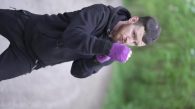 Antrenman sırasında bir boksörün dikey videosu, yavaş çekim