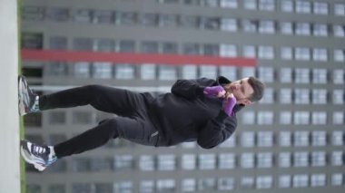 Antrenman sırasında bir boksörün dikey videosu, yavaş çekim