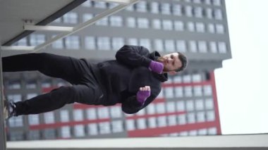 Antrenman sırasında bir boksörün dikey videosu, yavaş çekim