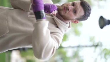 Antrenman sırasında bir boksörün dikey videosu, yavaş çekim