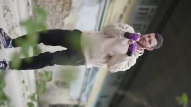 Antrenman sırasında bir boksörün dikey videosu, yavaş çekim