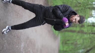 Antrenman sırasında bir boksörün dikey videosu, yavaş çekim