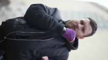 Antrenman sırasında bir boksörün dikey videosu, yavaş çekim
