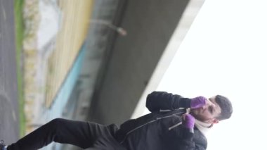 Antrenman sırasında bir boksörün dikey videosu, yavaş çekim