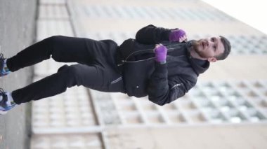 Antrenman sırasında bir boksörün dikey videosu, yavaş çekim