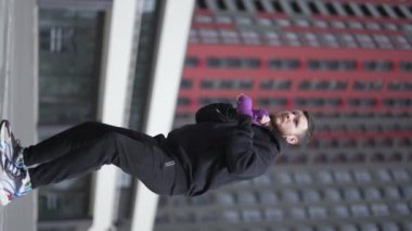 Antrenman sırasında bir boksörün dikey videosu, yavaş çekim