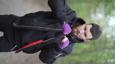 Antrenman sırasında bir boksörün dikey videosu, yavaş çekim