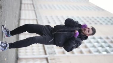 Antrenman sırasında bir boksörün dikey videosu, yavaş çekim