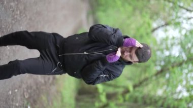 Antrenman sırasında bir boksörün dikey videosu, yavaş çekim