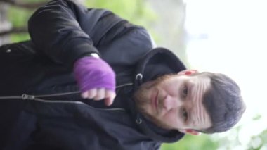 Antrenman sırasında bir boksörün dikey videosu, yavaş çekim