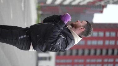 Antrenman sırasında bir boksörün dikey videosu, yavaş çekim