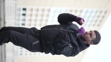 Antrenman sırasında bir boksörün dikey videosu, yavaş çekim