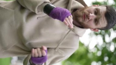 Antrenman sırasında bir boksörün dikey videosu, yavaş çekim