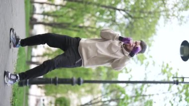 Antrenman sırasında bir boksörün dikey videosu, yavaş çekim