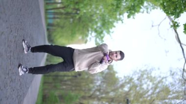 Antrenman sırasında bir boksörün dikey videosu, yavaş çekim