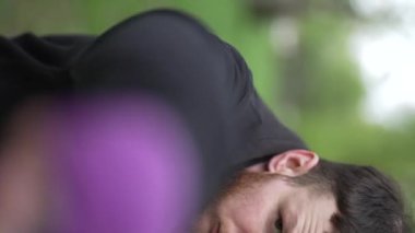 Antrenman sırasında bir boksörün dikey videosu, yavaş çekim