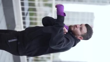 Antrenman sırasında bir boksörün dikey videosu, yavaş çekim