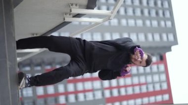 Antrenman sırasında bir boksörün dikey videosu, yavaş çekim