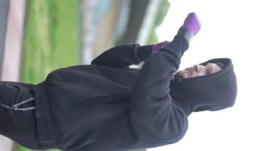 Antrenman sırasında bir boksörün dikey videosu, yavaş çekim