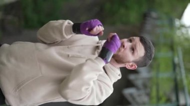 Antrenman sırasında bir boksörün dikey videosu, yavaş çekim