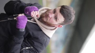 Antrenman sırasında bir boksörün dikey videosu, yavaş çekim