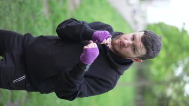 Antrenman sırasında bir boksörün dikey videosu, yavaş çekim