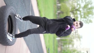 Antrenman sırasında bir boksörün dikey videosu, yavaş çekim