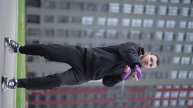 Antrenman sırasında bir boksörün dikey videosu, yavaş çekim