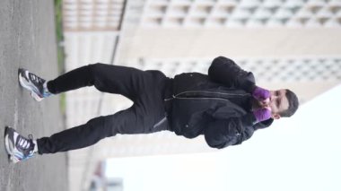 Antrenman sırasında bir boksörün dikey videosu, yavaş çekim