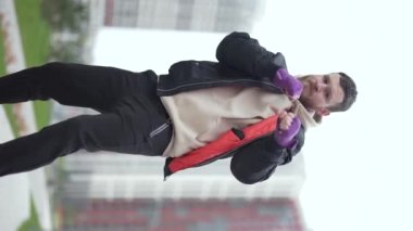 Antrenman sırasında bir boksörün dikey videosu, yavaş çekim