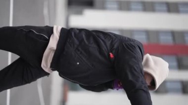 Antrenman sırasında bir boksörün dikey videosu, yavaş çekim