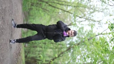 Antrenman sırasında bir boksörün dikey videosu, yavaş çekim