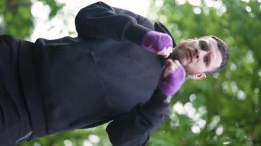 Antrenman sırasında bir boksörün dikey videosu, yavaş çekim