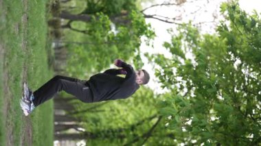 Antrenman sırasında bir boksörün dikey videosu, yavaş çekim