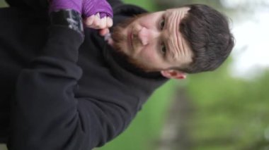 Antrenman sırasında bir boksörün dikey videosu, yavaş çekim