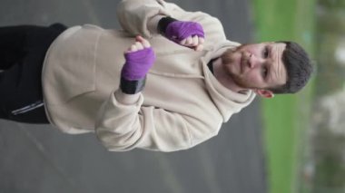 Antrenman sırasında bir boksörün dikey videosu, yavaş çekim