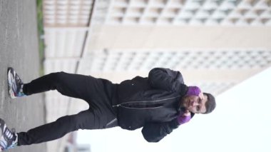 Antrenman sırasında bir boksörün dikey videosu, yavaş çekim