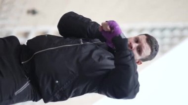 Antrenman sırasında bir boksörün dikey videosu, yavaş çekim