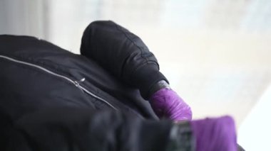 Antrenman sırasında bir boksörün dikey videosu, yavaş çekim