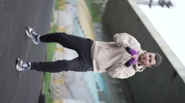 Antrenman sırasında bir boksörün dikey videosu, yavaş çekim